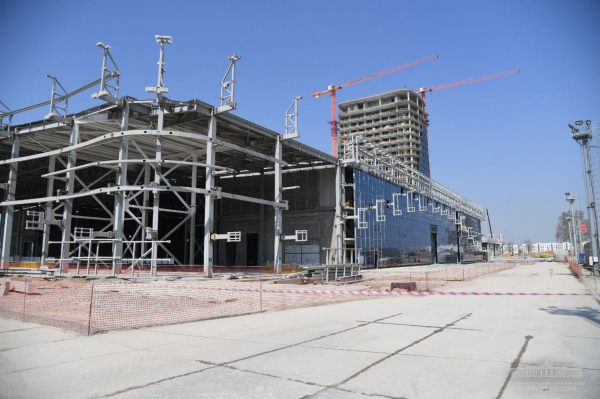 Президент посетил строительные площадки Tashkent City и Humo Arena (фото)