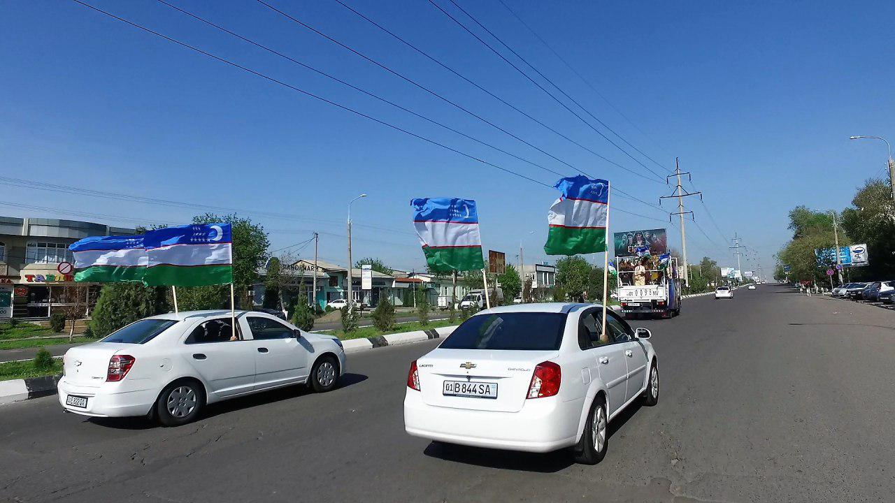 Автомарафон армейцев в одежде воинов эпохи Амира Темура состоялся в Ташкенте (фото)