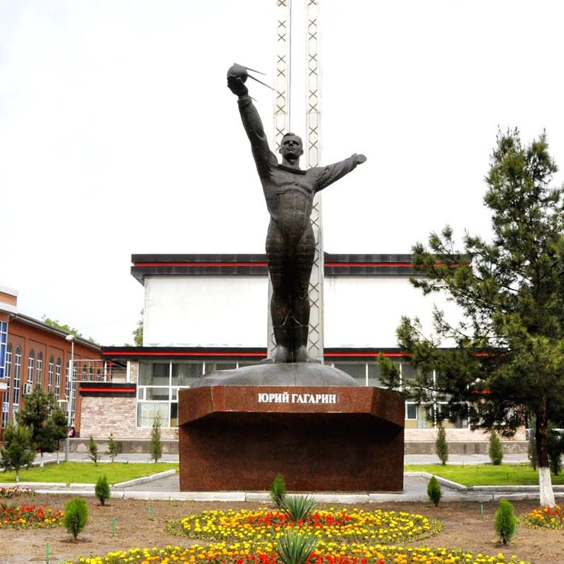 К памятнику первому космонавту Юрию Гагарину в Ташкенте возложили цветы