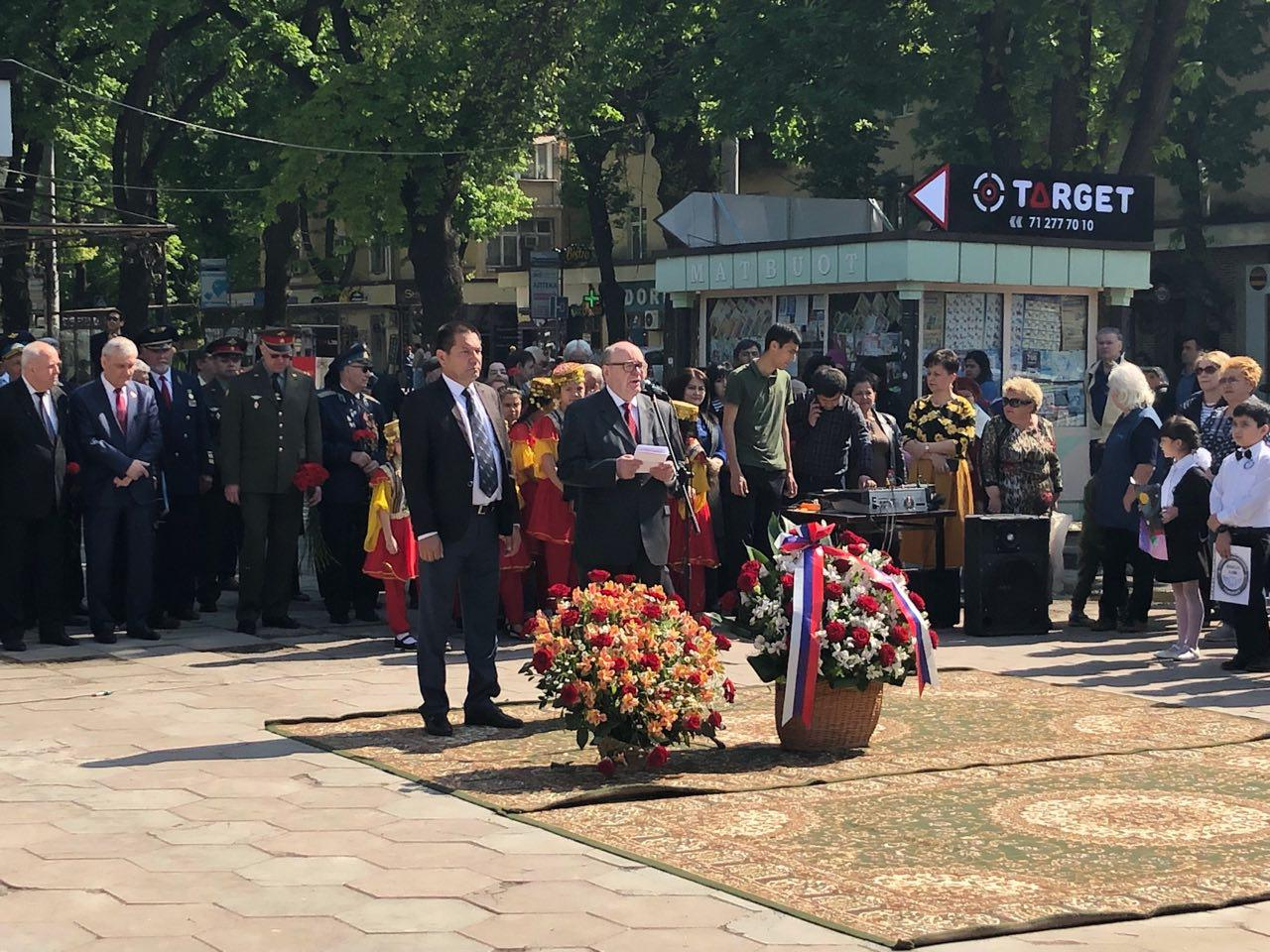 К памятнику первому космонавту Юрию Гагарину в Ташкенте возложили цветы