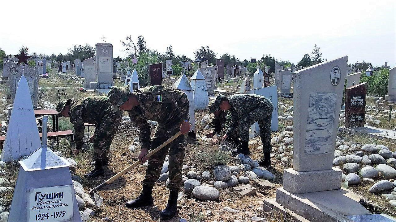 Военнослужащие Минобороны провели благоустройство воинских захоронений в Узбекистане