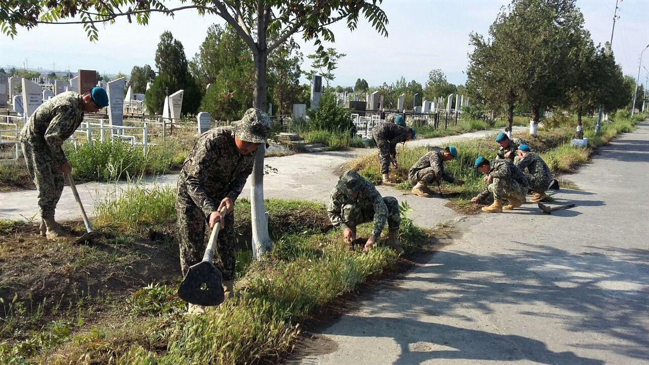 Военнослужащие Минобороны провели благоустройство воинских захоронений в Узбекистане