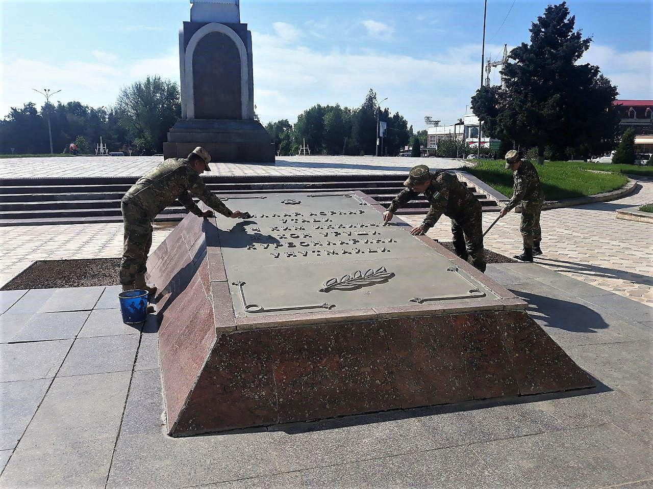 Военнослужащие Минобороны провели благоустройство воинских захоронений в Узбекистане