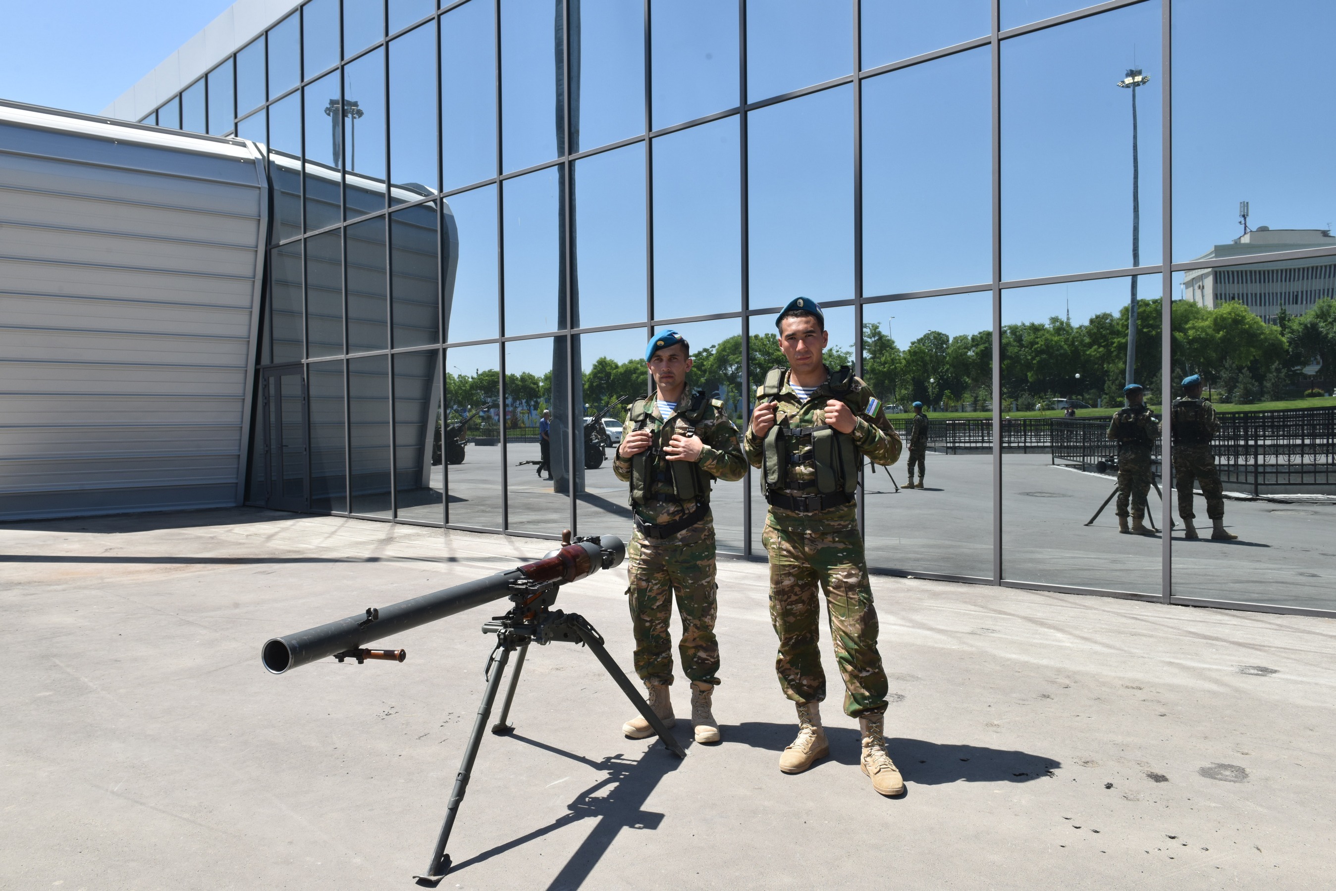 Полевая кухня, оркестр и военная техника: у ледового комплекса Humo Arena начались народные гулянья Полевая кухня, оркестр и военная техника: у ледового комплекса Humo Arena начались народные гулянья
