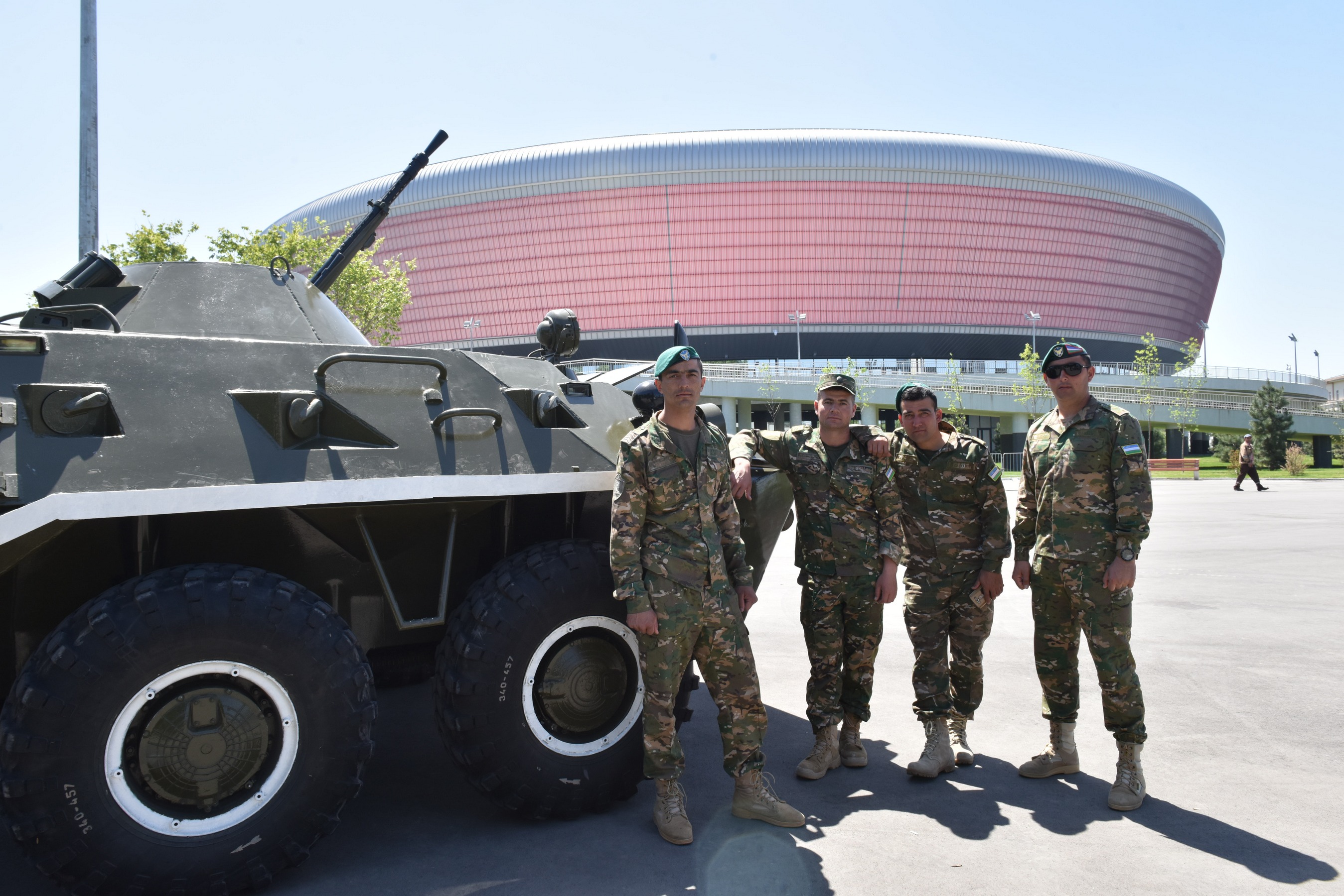 Полевая кухня, оркестр и военная техника: у ледового комплекса Humo Arena начались народные гулянья Полевая кухня, оркестр и военная техника: у ледового комплекса Humo Arena начались народные гулянья