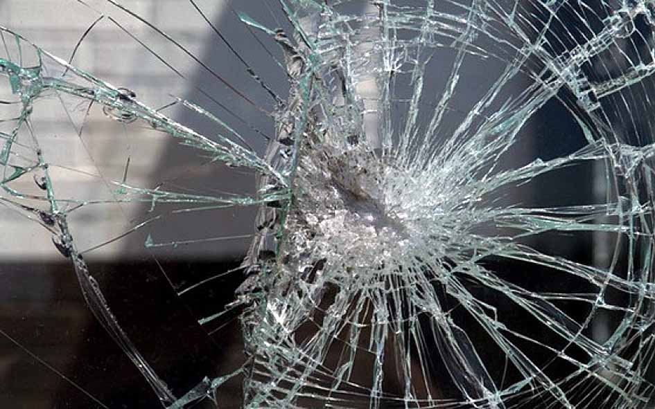 В Ташкенте пассажир разбил стекло и выпрыгнул из автобуса