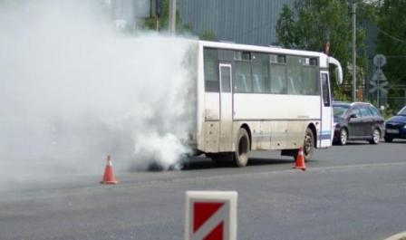 На трассе Самарканд-Бухара загорелся автобус На трассе Самарканд-Бухара загорелся автобус