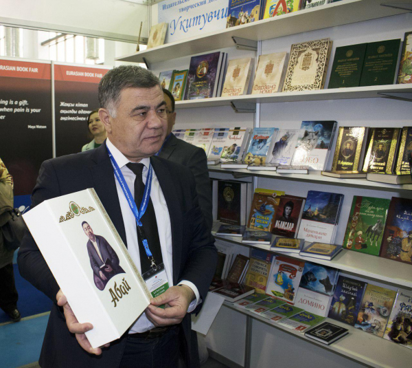 Книга «Абай» получила Гран-при книжной выставки Eurasian Book Fair-2019