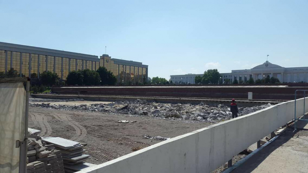 Власти столицы объяснили, что произошло с фонтаном на площади Мустакиллик