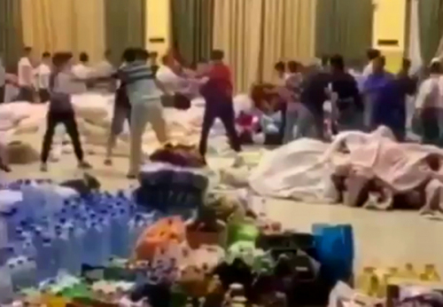 Очевидец поблагодарил узбеков, помогающих эвакуированным жителям Арыси в Шымкенте (видео)