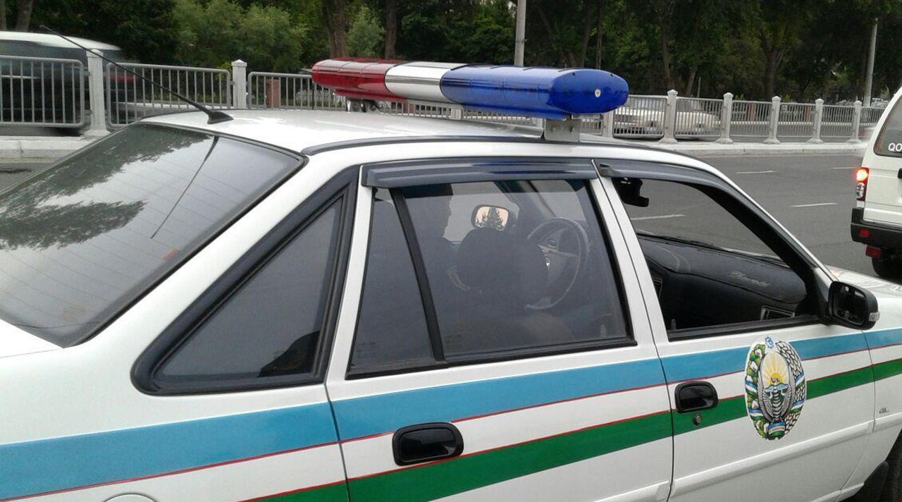 В Джизаке пьяный прохожий избил сотрудника УБДД и сорвал с него погоны В Джизаке пьяный прохожий избил сотрудника УБДД и сорвал с него погоны
