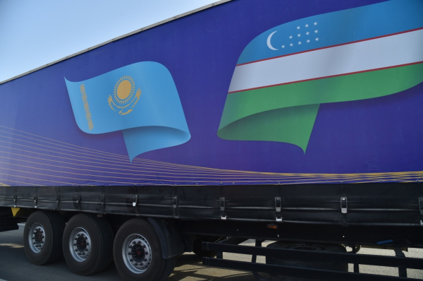 Узбекистан и Казахстан открыли дорогу международного значения