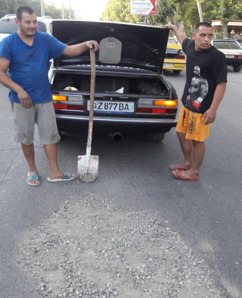Парни из Самарканда ремонтируют разбитые дороги своими силами (фото)