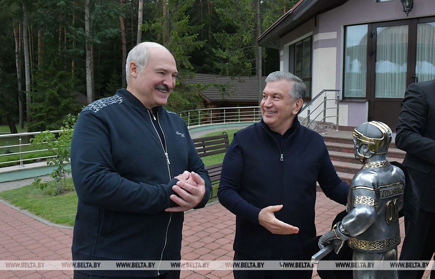 Лукашенко и Мирзиёев провели под Минском неформальную встречу и обменялись подарками (фото, видео) Лукашенко и Мирзиёев провели под Минском неформальную встречу и обменялись подарками (фото, видео)