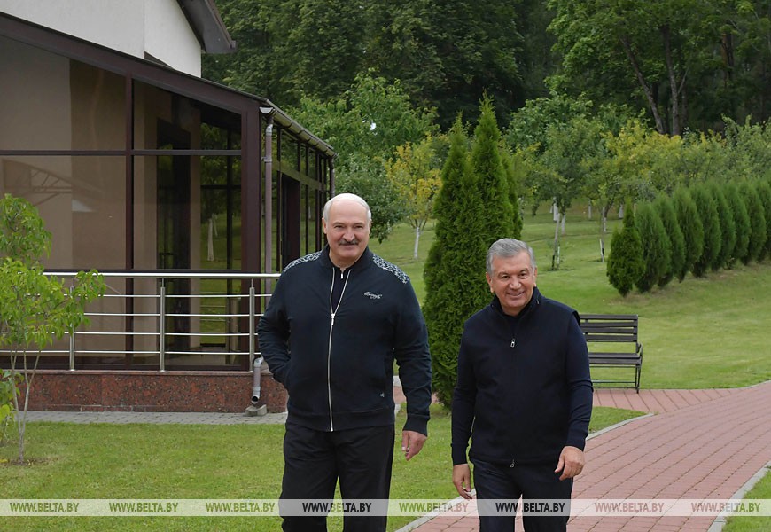 Лукашенко и Мирзиёев провели под Минском неформальную встречу и обменялись подарками (фото, видео)
