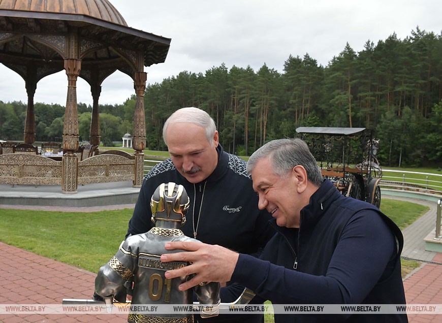 Лукашенко и Мирзиёев провели под Минском неформальную встречу и обменялись подарками (фото, видео) Лукашенко и Мирзиёев провели под Минском неформальную встречу и обменялись подарками (фото, видео)