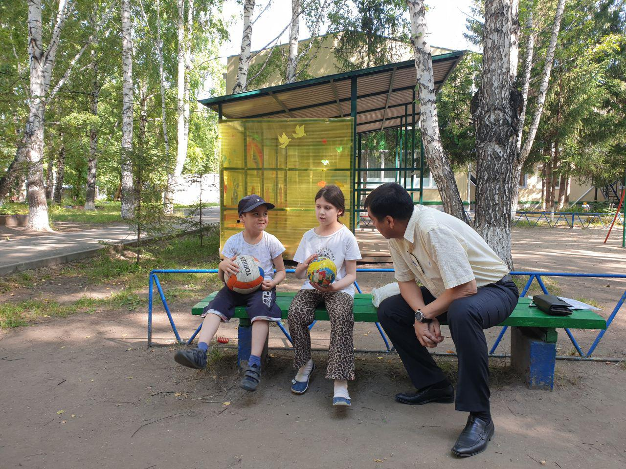 Дипломаты возвращают на родину двух из трех спасенных детей в Новосибирске