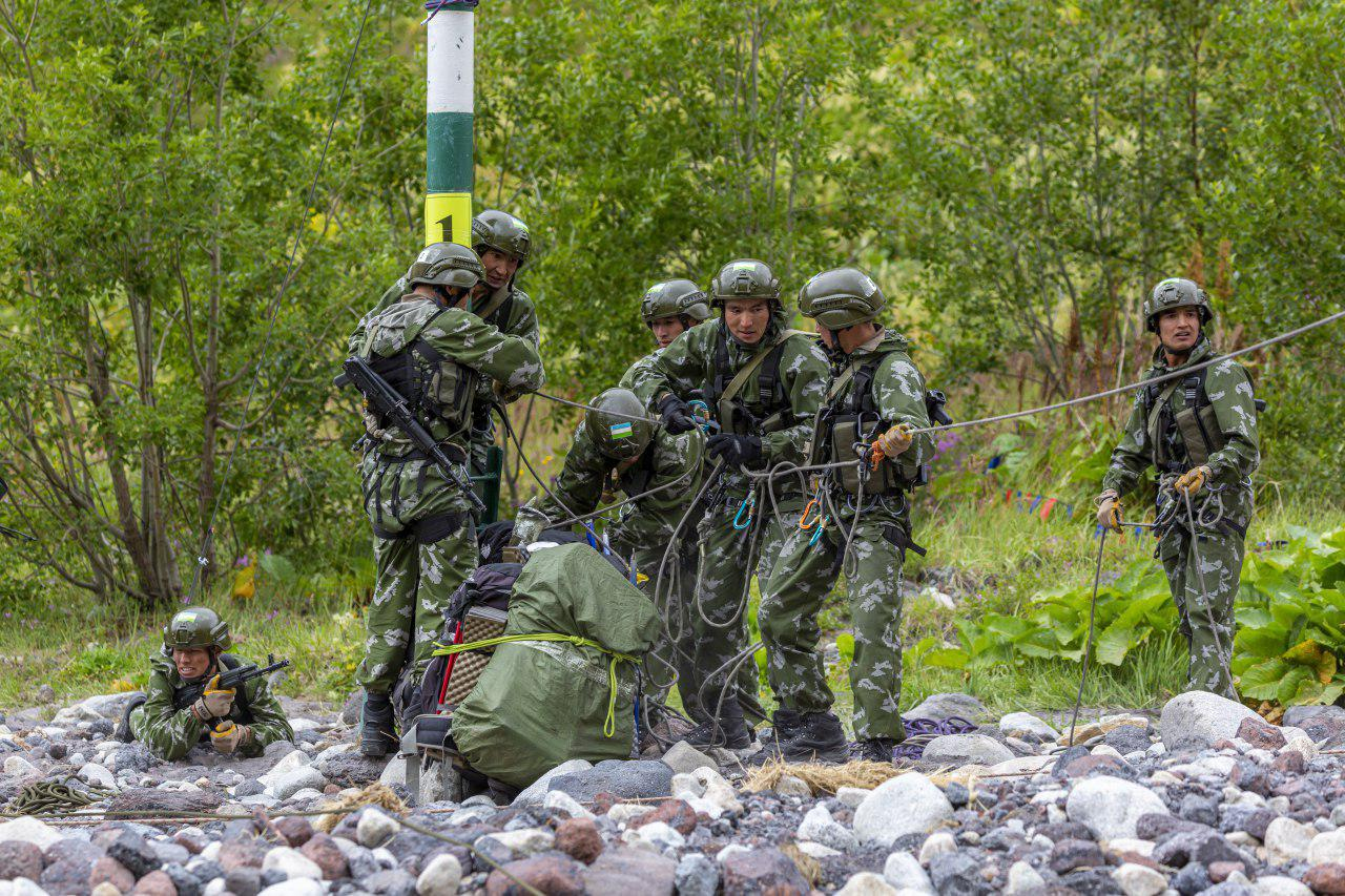 Военные альпинисты Узбекистана покорили Эльбрус, а войсковые разведчики индийскую пустыню Тар (фото) Военные альпинисты Узбекистана покорили Эльбрус, а войсковые разведчики индийскую пустыню Тар (фото)
