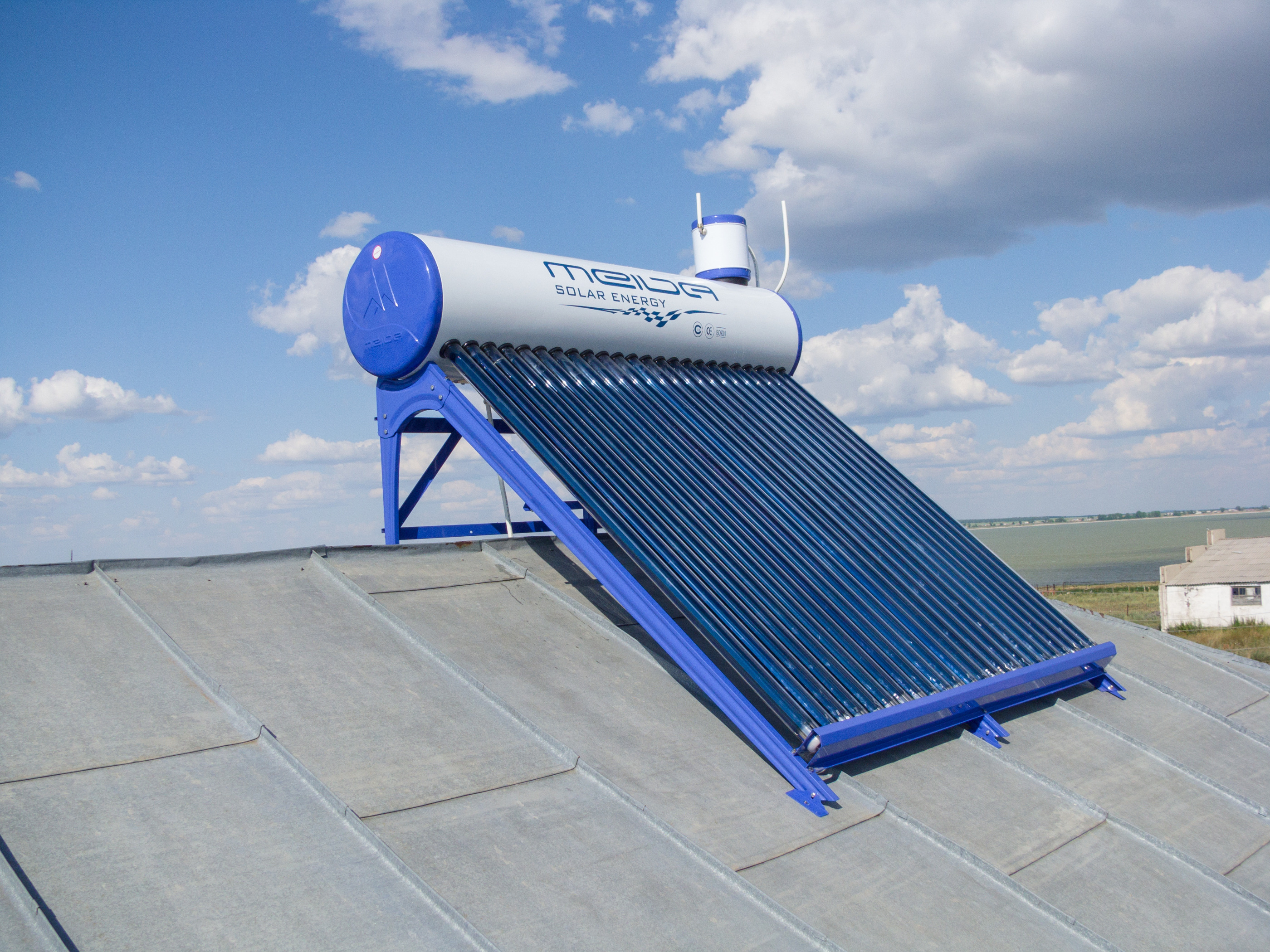 установка солнечного коллектора на крыше