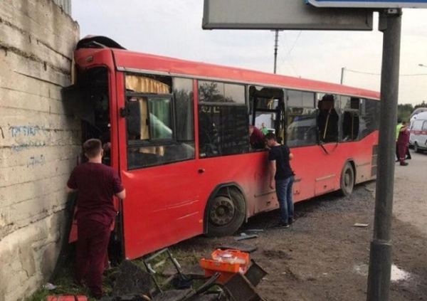 20-летний боксер из Узбекистана спас людей из автобуса, попавшего в ДТП в Перми