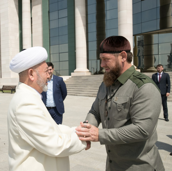 Шавкат Мирзиёев подарил Рамзану Кадырову копию древнейшей рукописи Корана (видео)
