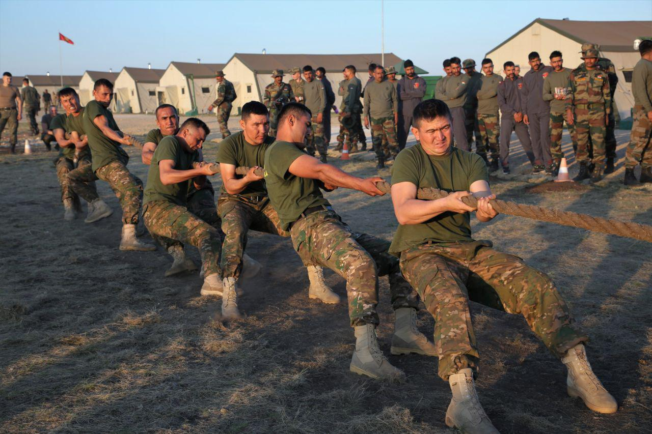Армейцы Узбекистана оказались сильнее всех в состязаниях по перетягиванию каната (фото, видео)