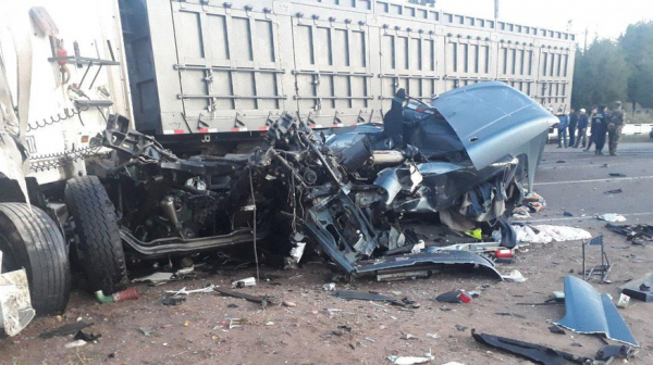 Смертельное ДТП в Ангрене: товарный поезд столкнулся с грузовиком и сошел с рельсов