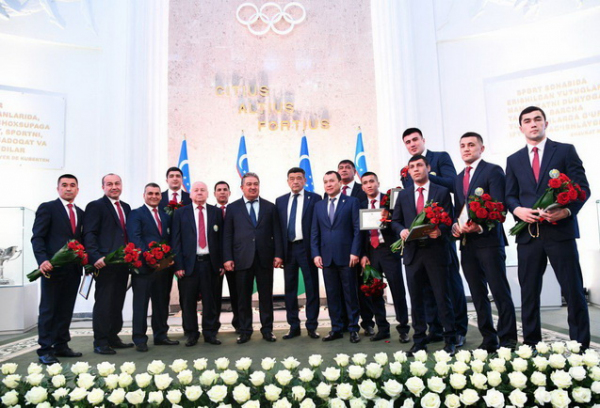 Боксерам-чемпионам от имени президента подарили автомобили (фото)