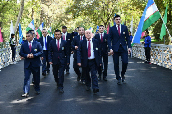 Боксерам-чемпионам от имени президента подарили автомобили (фото)