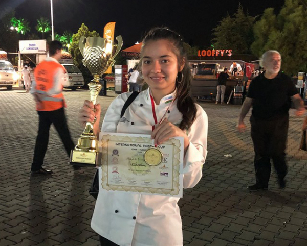 Кондитер Хилола Абзалова выиграла гран-при Чемпионата по приготовлению восточных сладостей в Турции