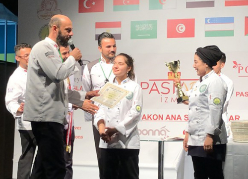 Кондитер Хилола Абзалова выиграла гран-при Чемпионата по приготовлению восточных сладостей в Турции