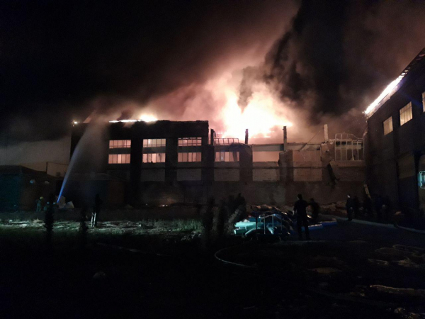 Во время крупного пожара в Андижане погиб командир пожарного отряда