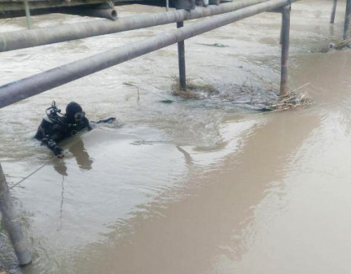 Автомобиль рассеянного водителя, утонувший в канале, пришлось доставать спасателям МЧС