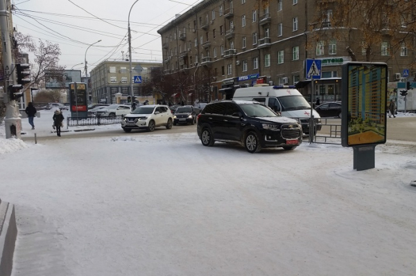 Водителя машины дипмиссии Узбекистана в Новосибирске обсуждают, как нарушителя ПДД