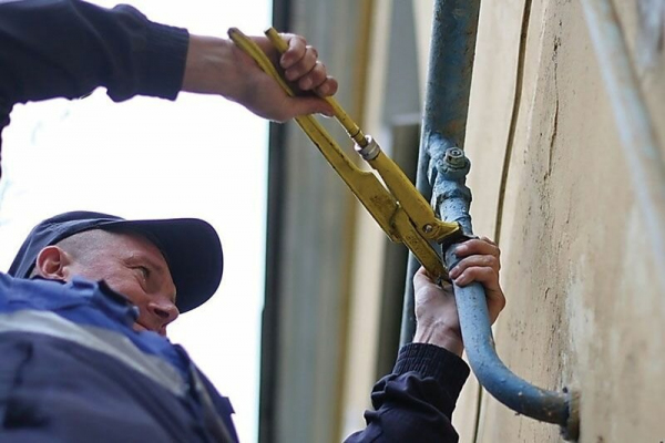 Начальник налоговой инспекции Хужалийского района незаконно провел себе газ через шланг и пользовался им бесплатно