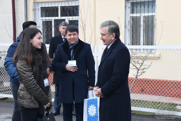 Президент проголосовал на выборах (фоторепортаж)