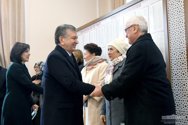 Президент проголосовал на выборах (фоторепортаж)