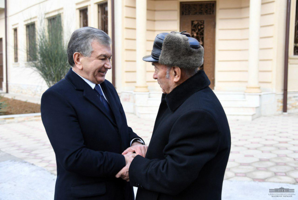 Президент проголосовал на выборах (фоторепортаж)