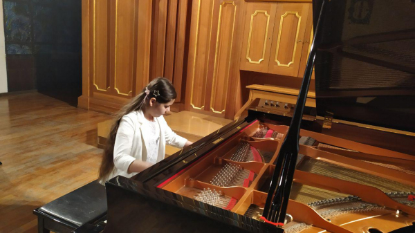 Так и тенор в опере тем и сладок, что исчезает навек в кулисах Так и тенор в опере тем и сладок, что исчезает навек в кулисах