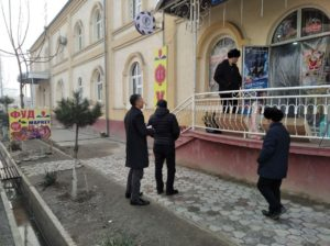 В Андижане начали снимать рекламные баннеры, нарушающие законодательство (фото)