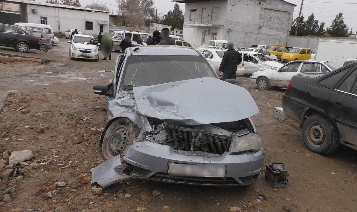 В Карши мужчина попал в крупное ДТП на угнанном автомобиле