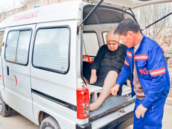 Инспекторы УКД ОВД Яшнабадского района помогли 80-летней женщине и ее тяжелобольной дочери