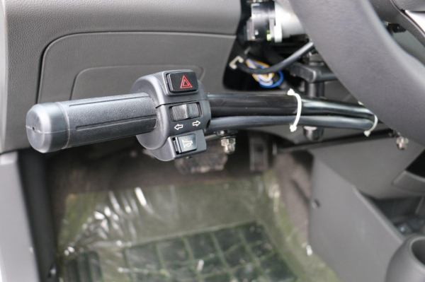 Компания UzAuto Motors начала выпускать автомобили для водителей с ограниченными возможностями (фото)