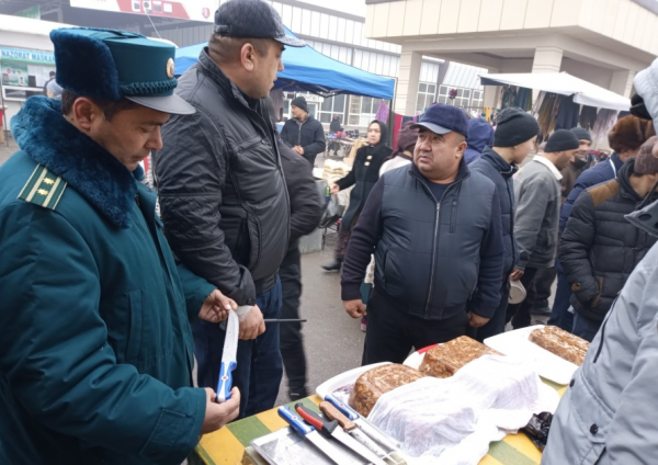 Сотрудники органов внутренних дел Андижана в профилактических целях затупили на городском рынке 350 ножей 