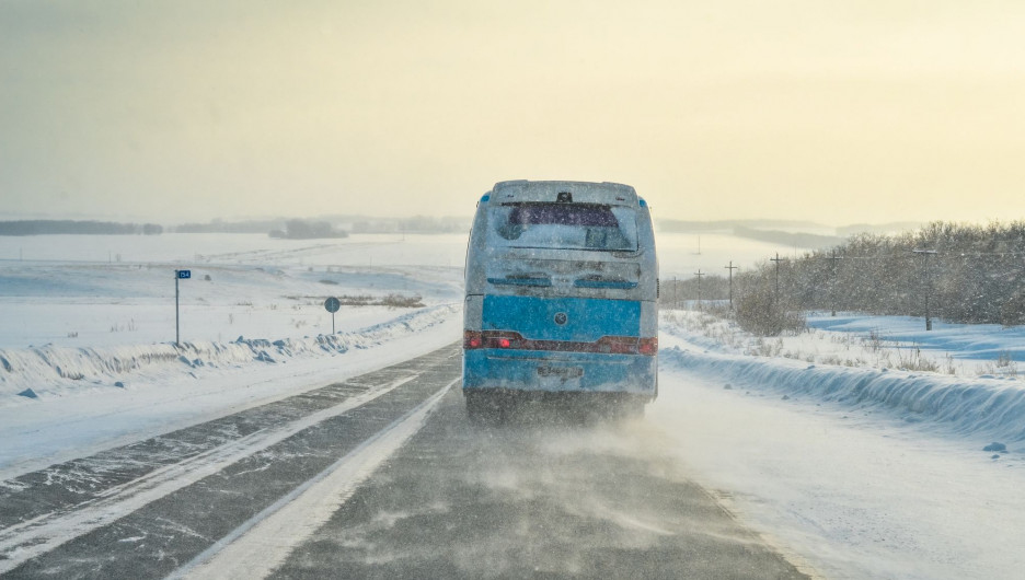 Автобусы c узбекистанцами застряли в казахской степи из-за непогоды 