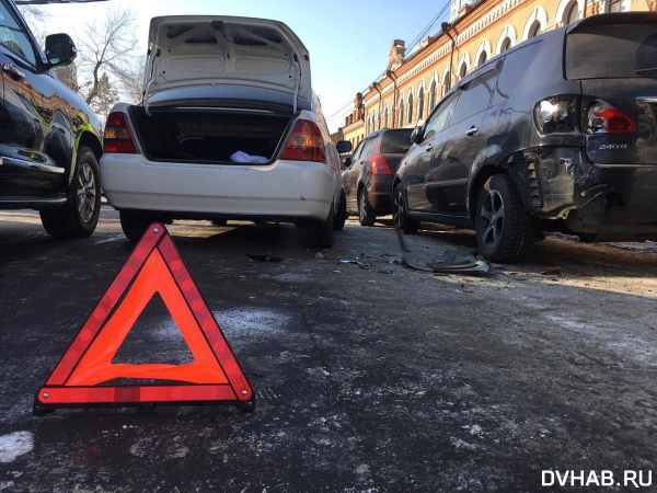 Повар из Узбекистана устроил в Хабаровске аварию с участием четырех машин, опаздывая на работу