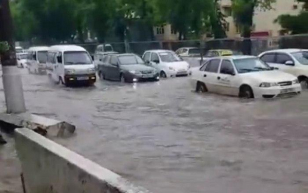 В Самаркандской области «Нексия» затонула в большой луже (видео)