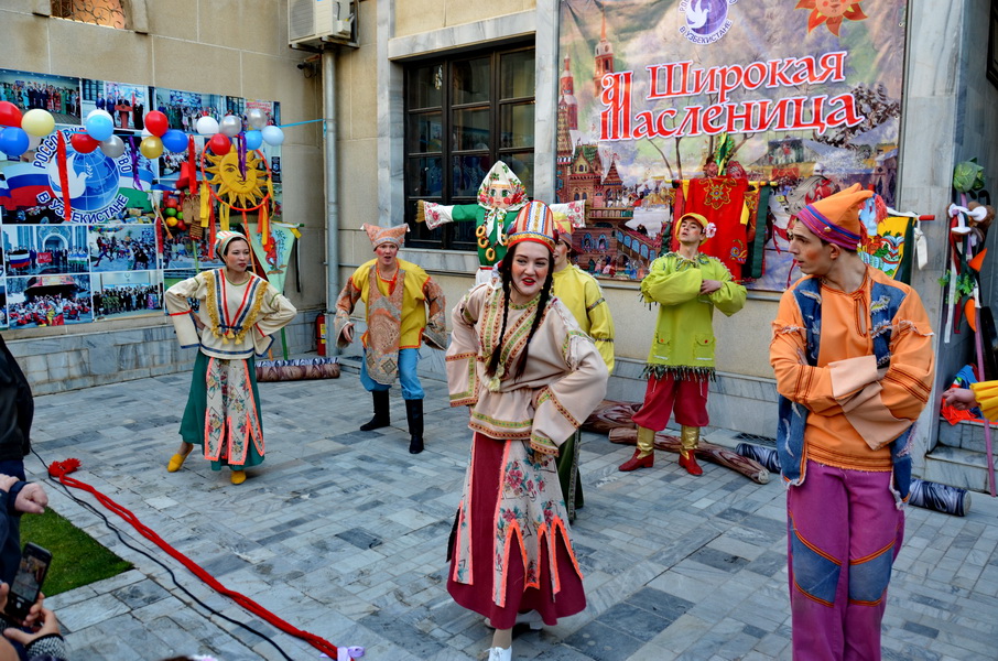 Блины, плов, русские и узбекские танцы: как в Ташкенте отметили Масленицу (фото)