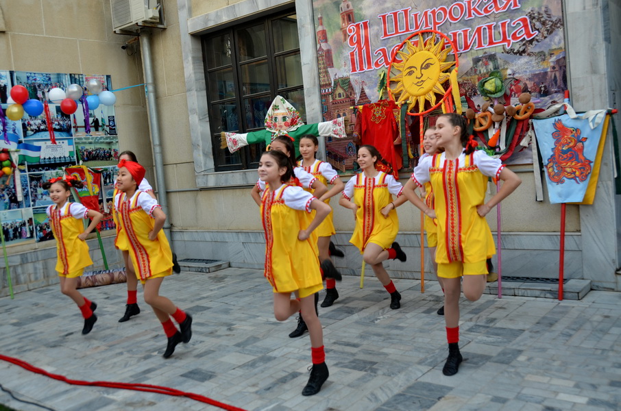 Блины, плов, русские и узбекские танцы: как в Ташкенте отметили Масленицу (фото)