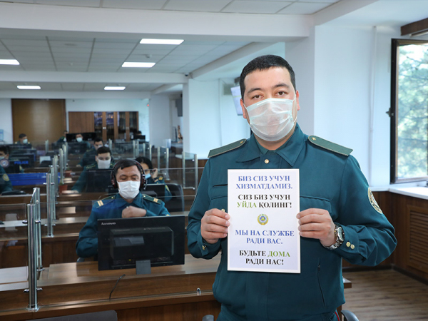 Сотрудники ГУВД Ташкента поддержали флешмоб врачей (фотолента)